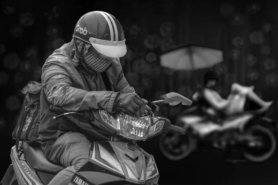 Tài xế kiểm tra xe trước chuyến